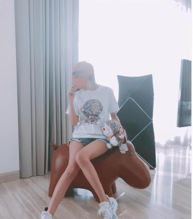 安以轩晒家人合照为儿子庆生视频,安以轩二胎与老公牵手逛街