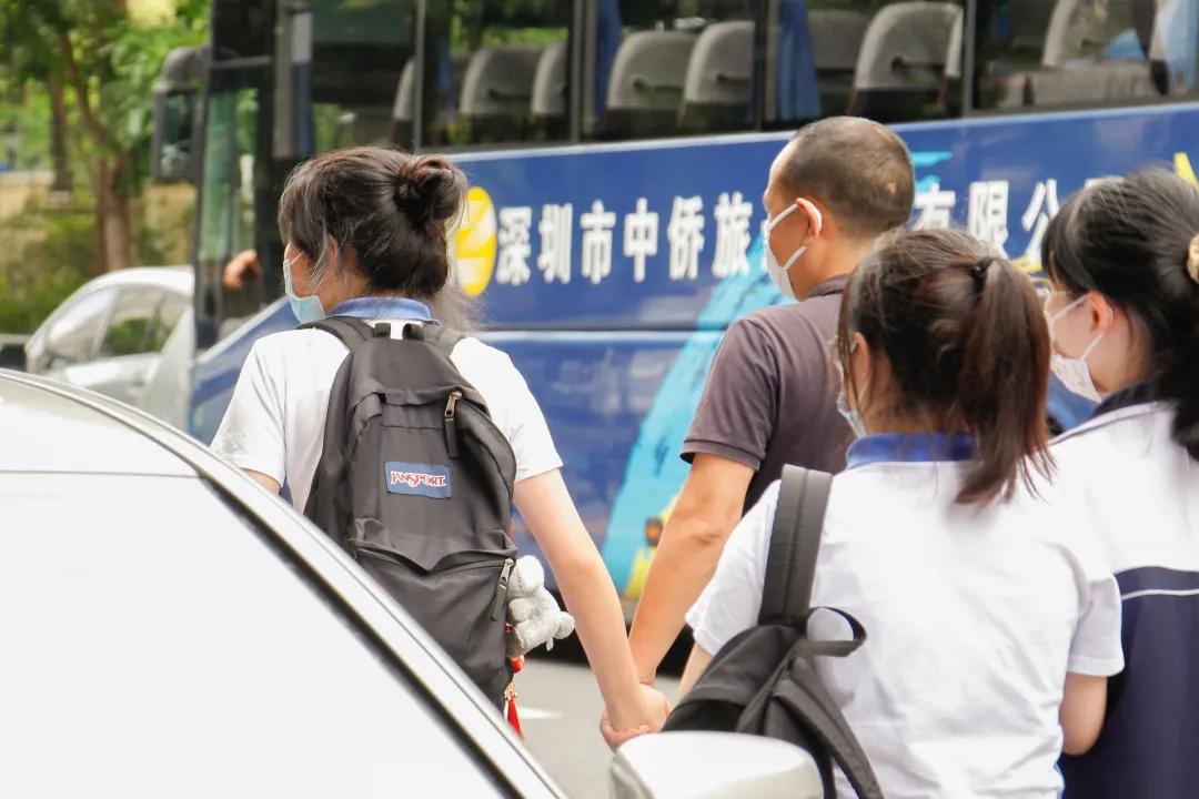 萌娃、萌宠纷纷抢镜！今年高考作文，深圳学生躺赢？