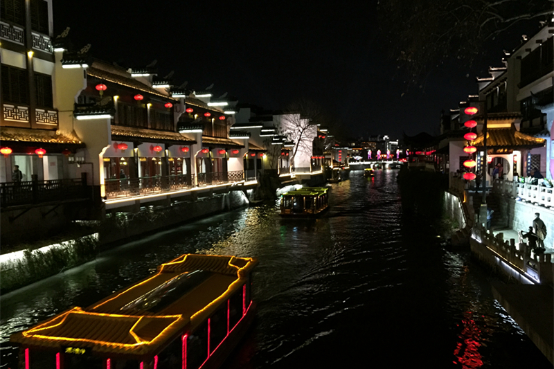 月下说金陵，晨起游南京