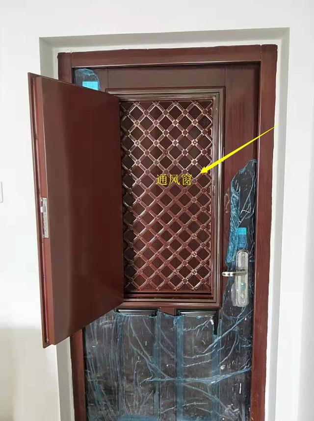 南北不通透的房子门上开洞,中间户不南北通透把门开个洞