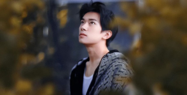 易烊千玺理寸头的图片,易烊千玺理光头电影