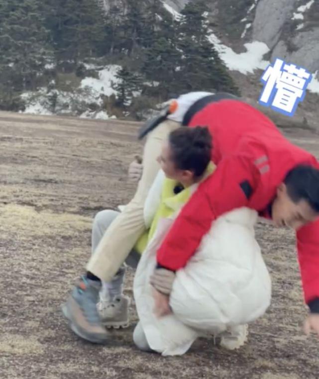 曝何超莲和窦骁,何超莲与窦骁雪山玩摔跤
