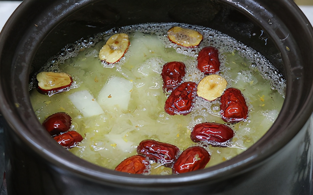 秋天银耳饮品做法大全,秋天银耳雪梨的家常做法