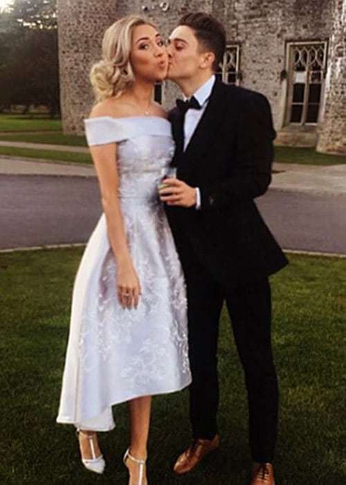 曼联1800万边锋加盟粉丝翻10倍!美貌女友曝光,送小狗做生日礼物