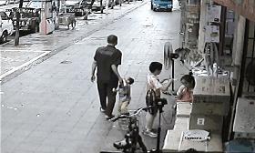 乞丐街头行乞认出妈妈,五年后街头乞讨认出妈妈