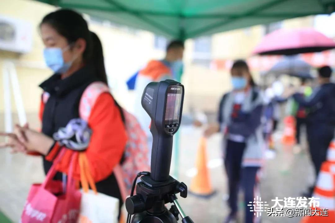 风雨中,“神兽”们返校了