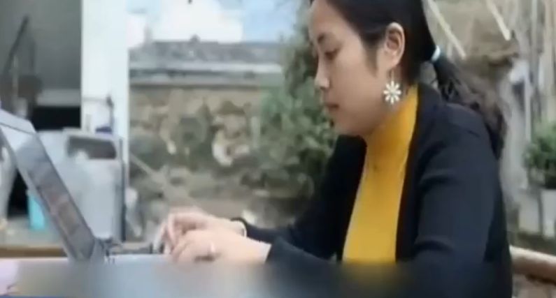 女子网购每月花上万元，打败了全国99.9%的用户，被成为最美“村花”
