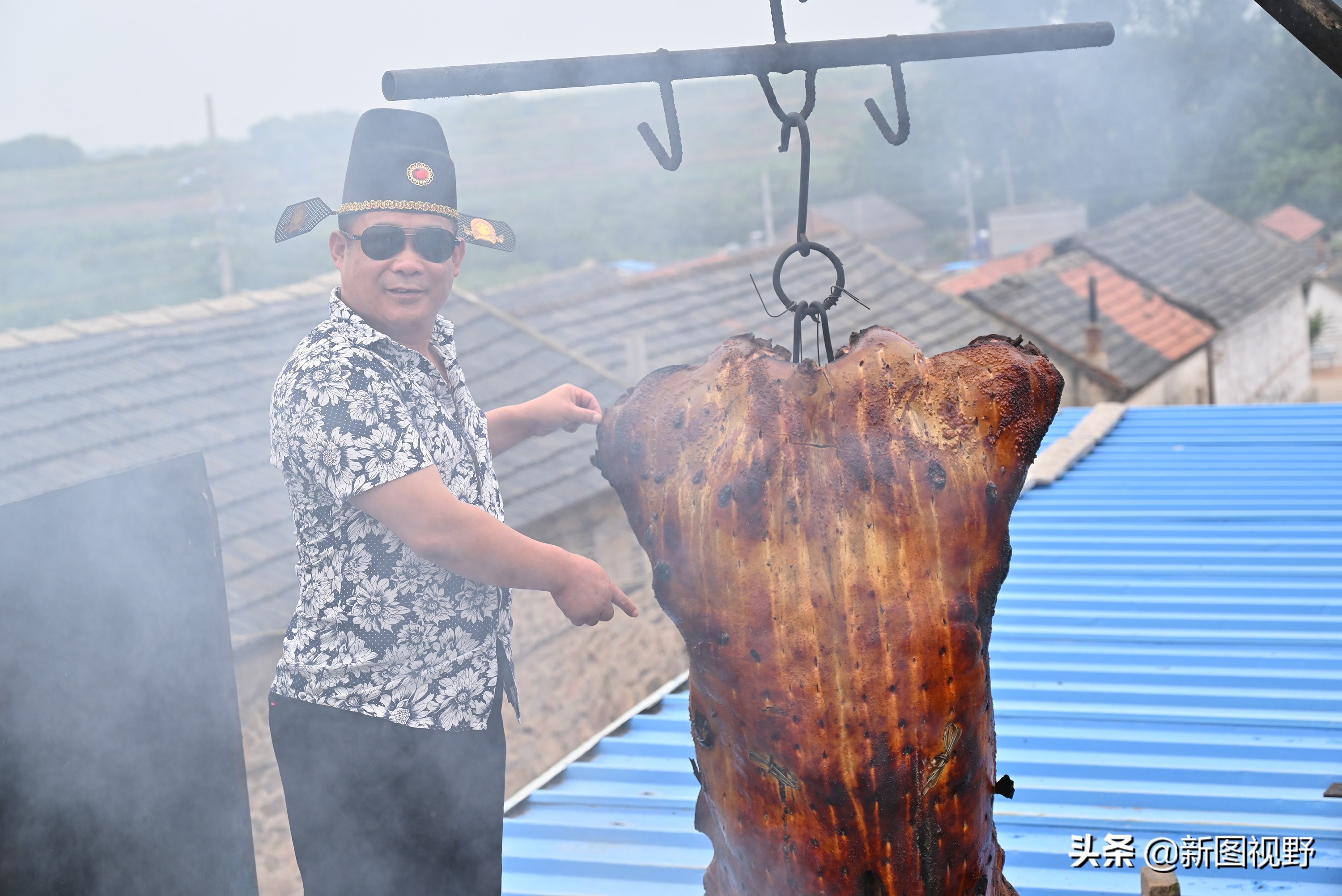 猪价下跌,夫妻“烤全猪”停烤2年后开烤,200斤烤肉出炉就卖光