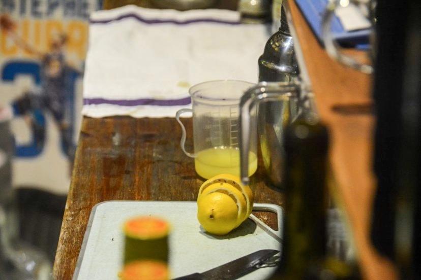 女的爱喝烈酒，男的抱头痛哭—北海调酒师给我讲述他的“治疗史”