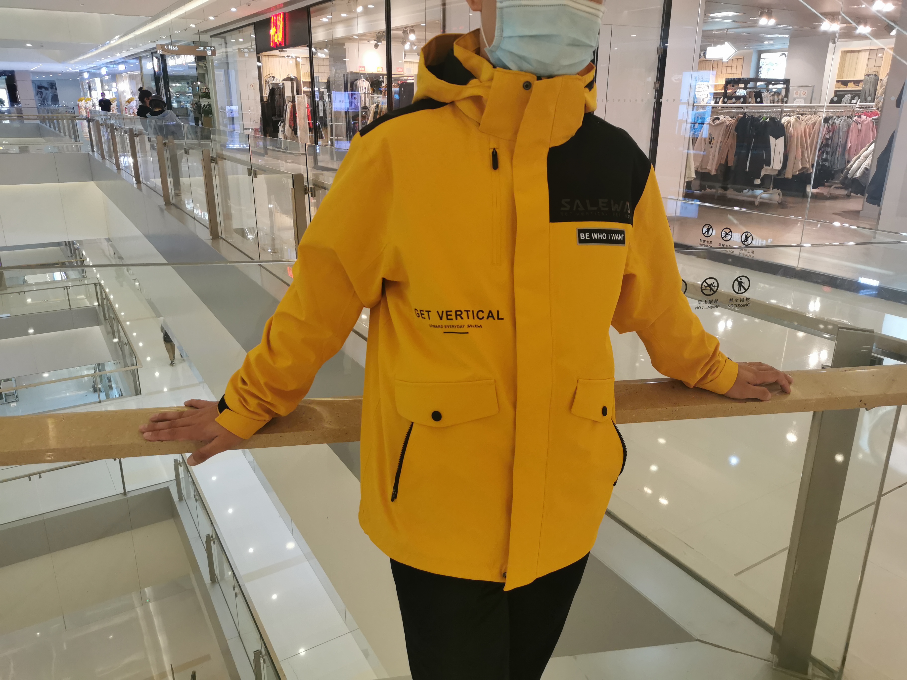 沙乐华明星同款冲锋衣,沙乐华和哥伦比亚冲锋衣哪个好