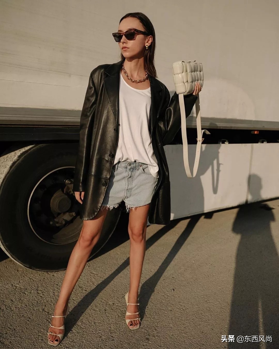 论一件黑西装到底有多能搭,皮西装真的百搭