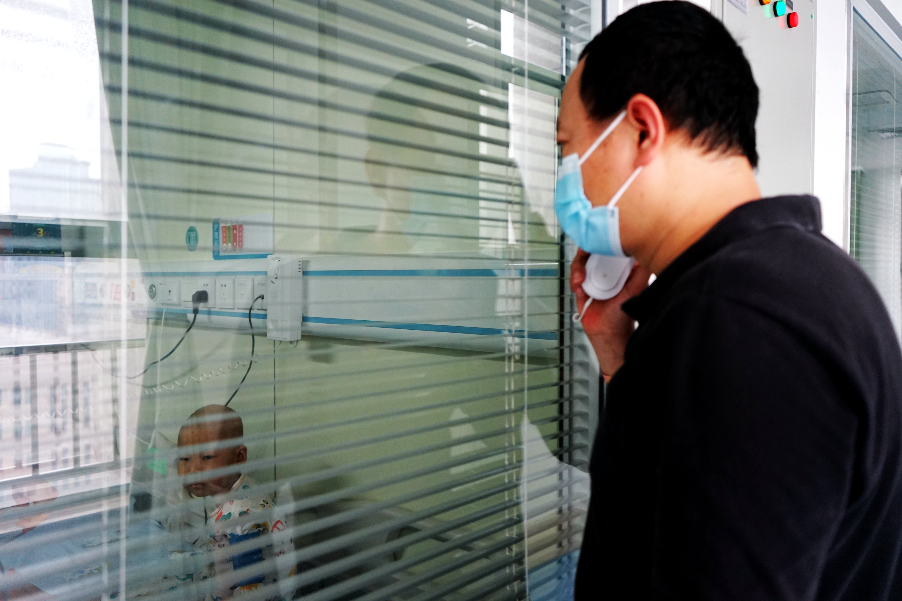 湖北4岁女孩生病致脸部毁容，需“割肉”治疗，爸爸门外放声大哭