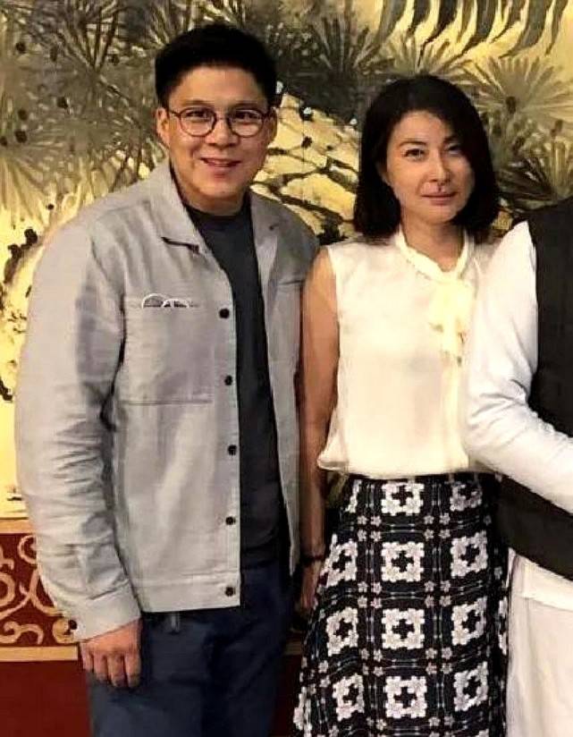 霍启刚自曝晶晶送的包包用十年舍不得扔，随身带优惠券节俭过日子