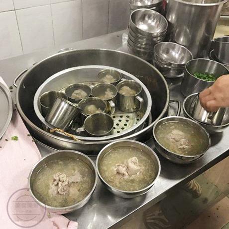 这家芋圆传承三代人的美味与记忆，店面不大，经常排队