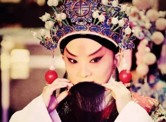 一个只争第一的姑娘,在台上扮男人却成了“头牌”