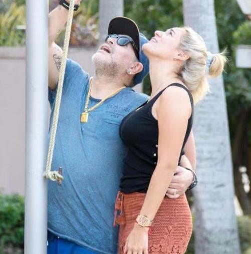 球神马拉多纳：一生风流多情，除了两个女儿，外面还有6个儿女