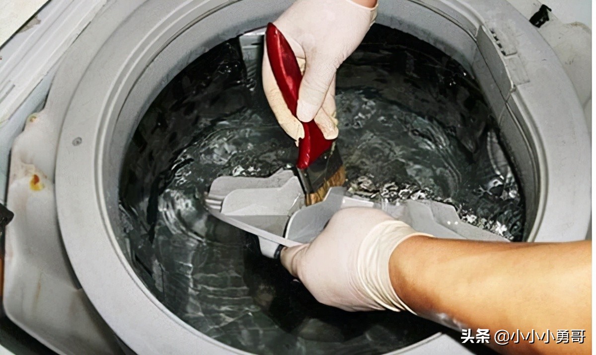 刚洗好的衣服总是会沾满毛絮,洗衣机洗带有粘条衣物怎么洗