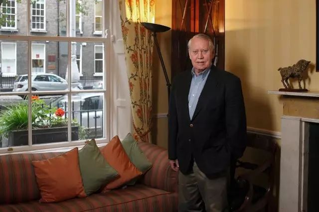 戴15元手表，却秘密捐出560亿：人活到极致，一定是素与简