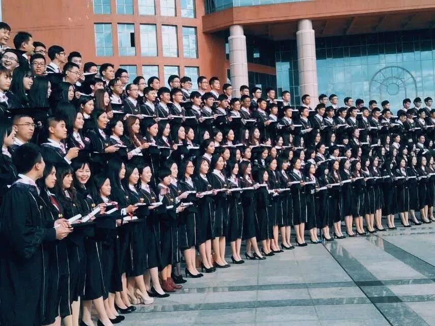 毕业季毕业照拍照姿势,毕业季来袭这些毕业照太硬核