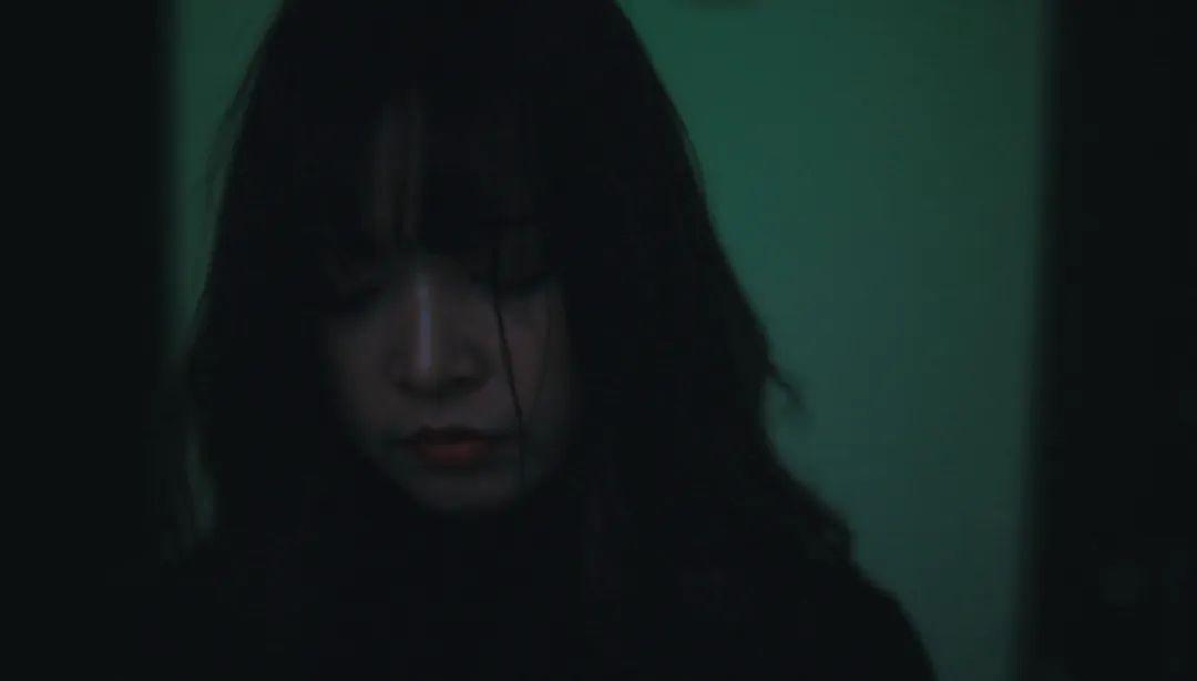 鲍毓明虐待14岁养女这三年：高管总裁的背后，是女儿无数次的哭喊