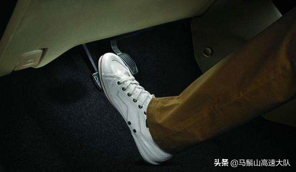 科目二下坡怎么控制离合和刹车,如何控制离合器的正确踩法