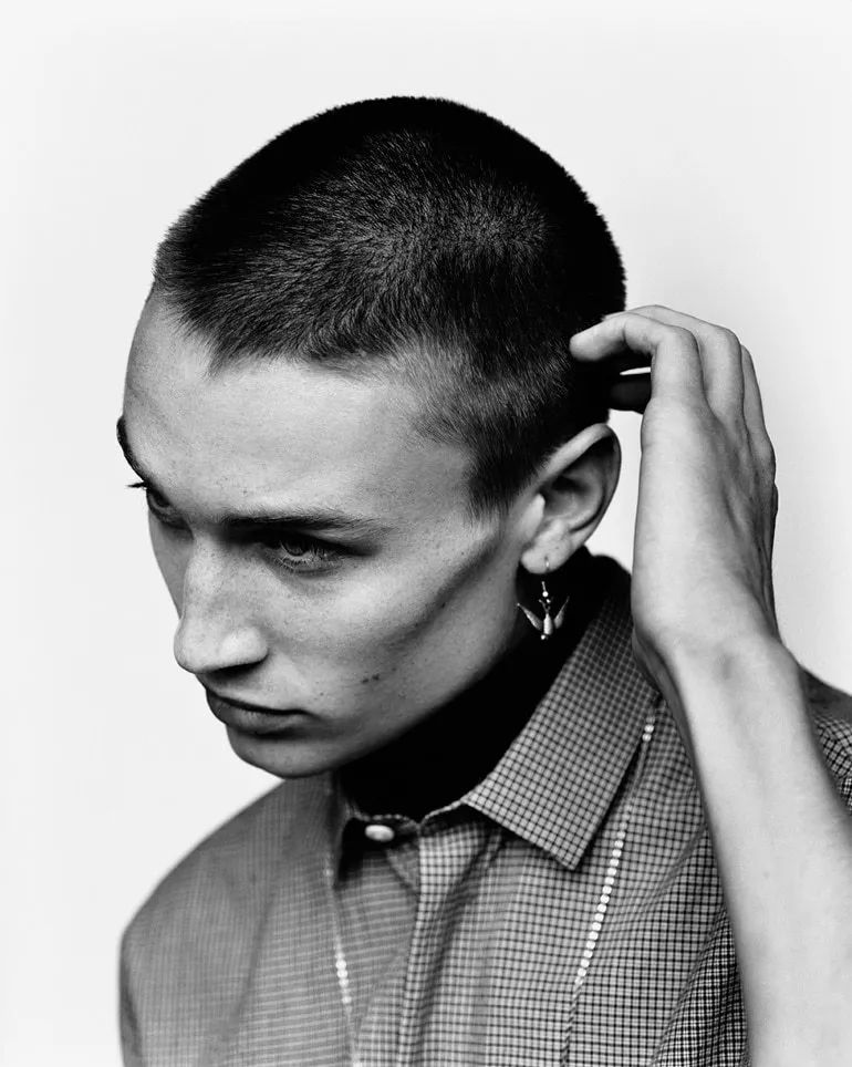 头发硬两边翘怎么办,男生头发很炸该怎么剪好看