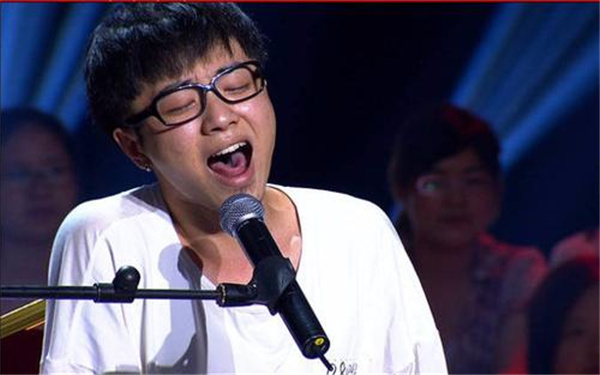 华晨宇陷入整容争议,素颜旧照被曝光,与如今的形象相差甚远