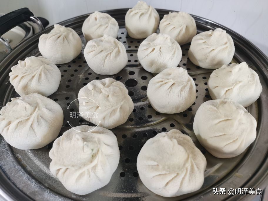 这种蔬菜很少生虫，用它做馅蒸包子，味道鲜香，我一次能吃四五个