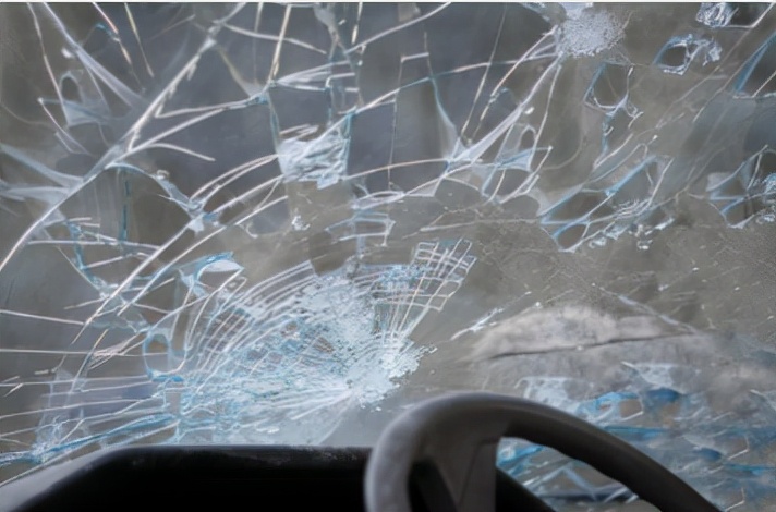 车辆出险到4s店维修有哪些坑,车辆出险去4s店修车费用谁付