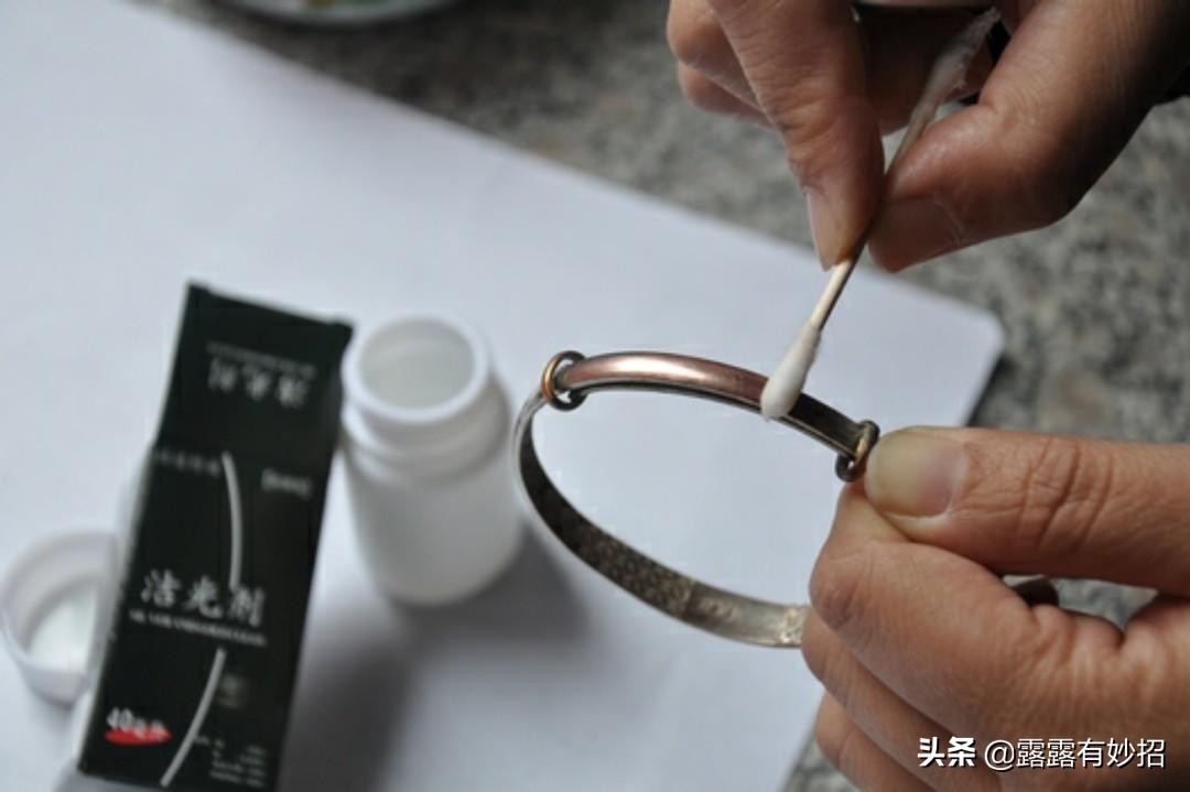 牙膏洗银手镯会把银洗掉吗,用牙膏洗银手镯还是黑
