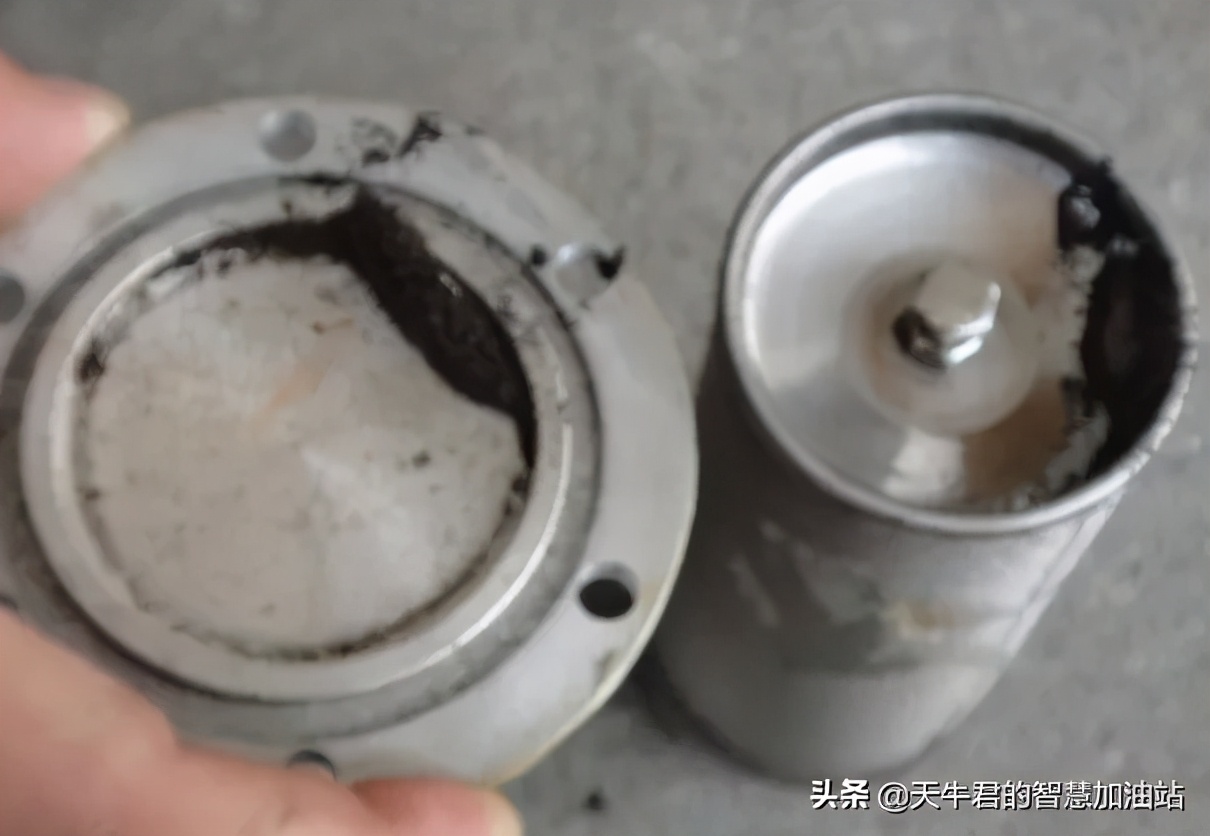 加油枪漏油存在问题,加油枪管子漏油视频