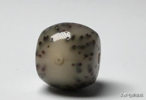 他用白醋泡了一颗星月，打灯一看，玉化了……