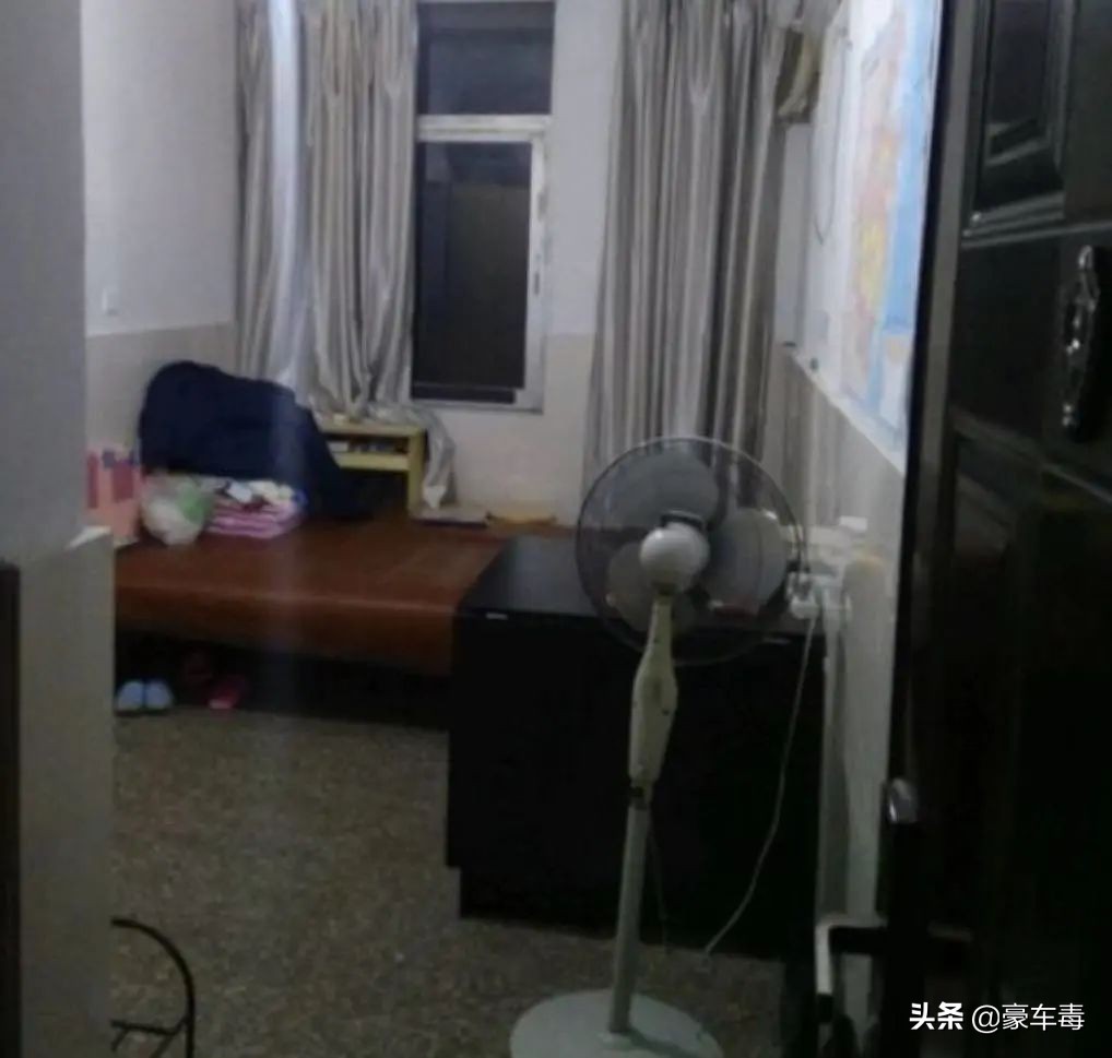 豪车毒老纪考斯特,豪车毒老纪小跟班