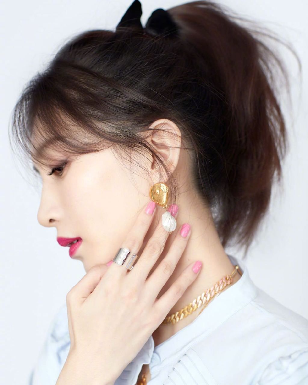 江疏影皮衣配衬衫耍酷,女士的法则江疏影绿衬衫