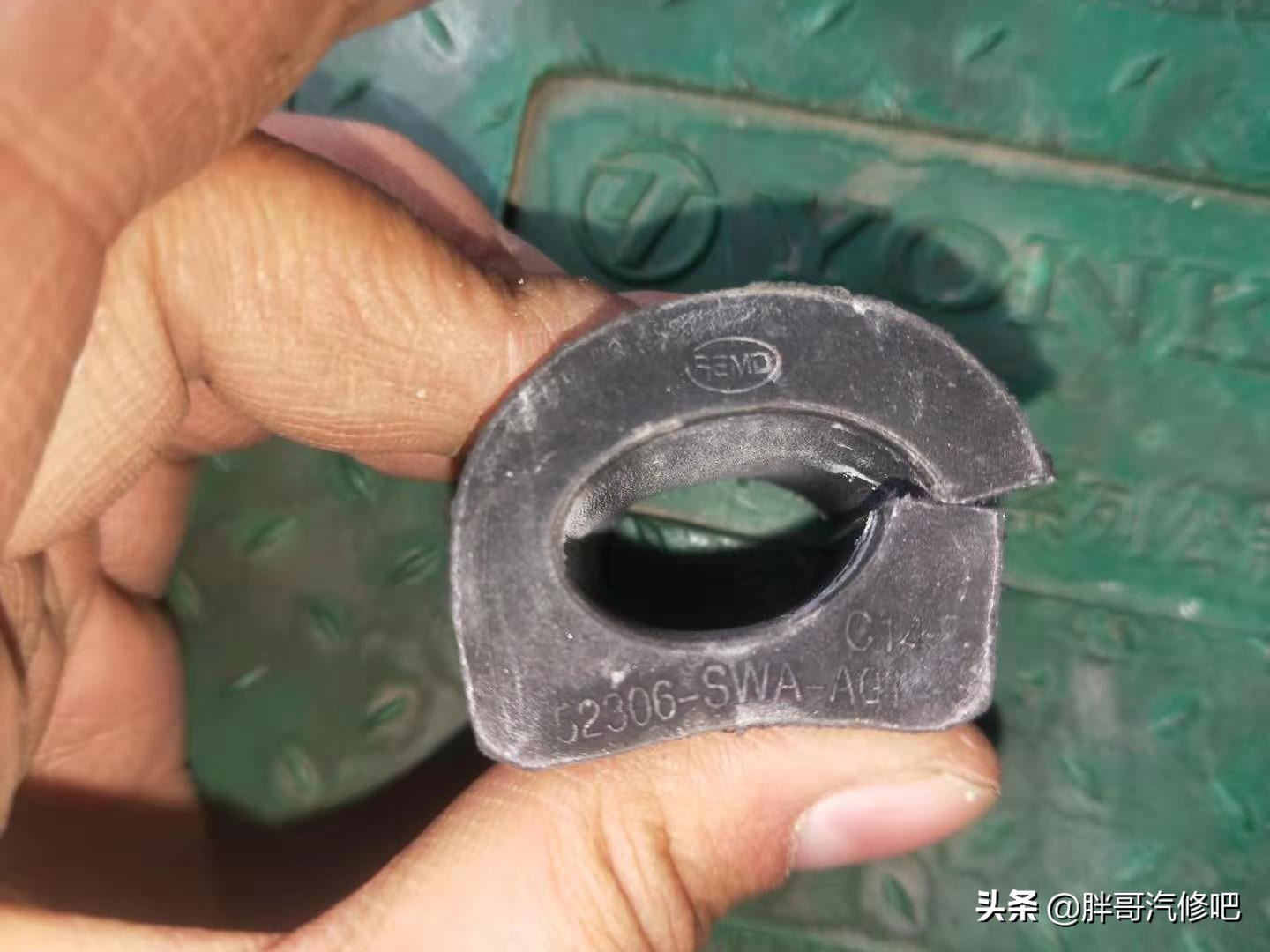 底盘减震器异响,打方向减震器响底盘异响