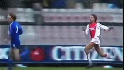 支点中锋踢前腰,足球支点中锋的位置和打法