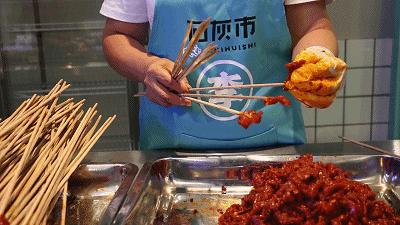 重庆的串串凭着份量实在的资格串味儿在南充开业至今打卡到上瘾!