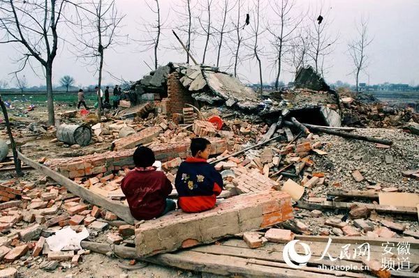 用镜头对准法子英枪口的警察摄影家