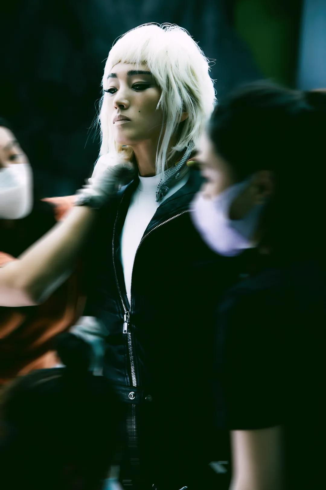 为了巩俐这一天的拍摄，我们足足准备了5个月