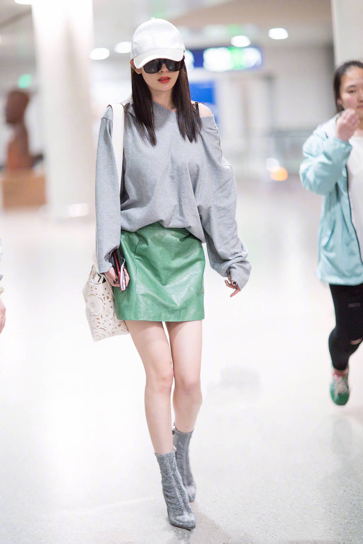 脸偏黄显老该怎么挽救,皮肤偏黑黄穿什么颜色显白