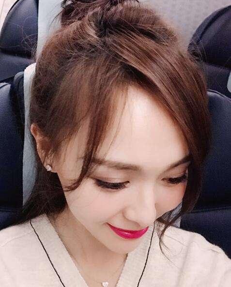 扎头发还是披头发好看视频,脸大披头发好还是扎头发好看