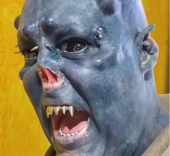 巴帅小伙为变兽人割掉耳鼻纹蓝全身，整容前照片看的网友扼腕叹息