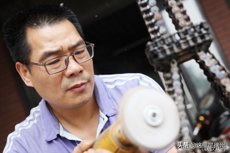高手在民间!徐州这位修车铺老板用旧链条做埃菲尔铁塔、挖掘机…