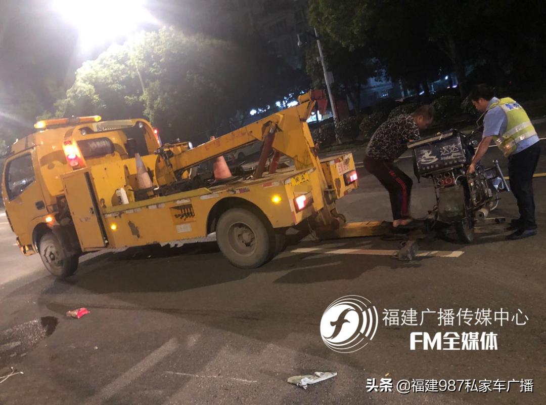 一女子骑共享单车被大卡车撞,开共享汽车被撞了