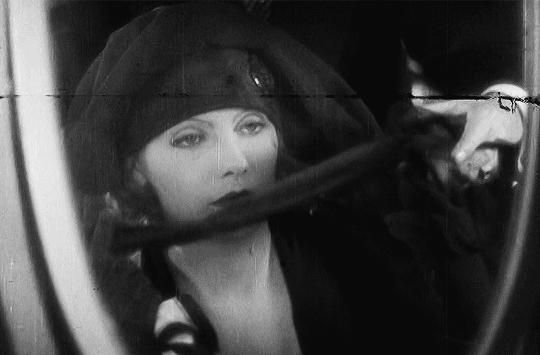 葛丽泰嘉宝有着“二十世纪的蒙娜丽莎”称号,她的脸总让人看不够