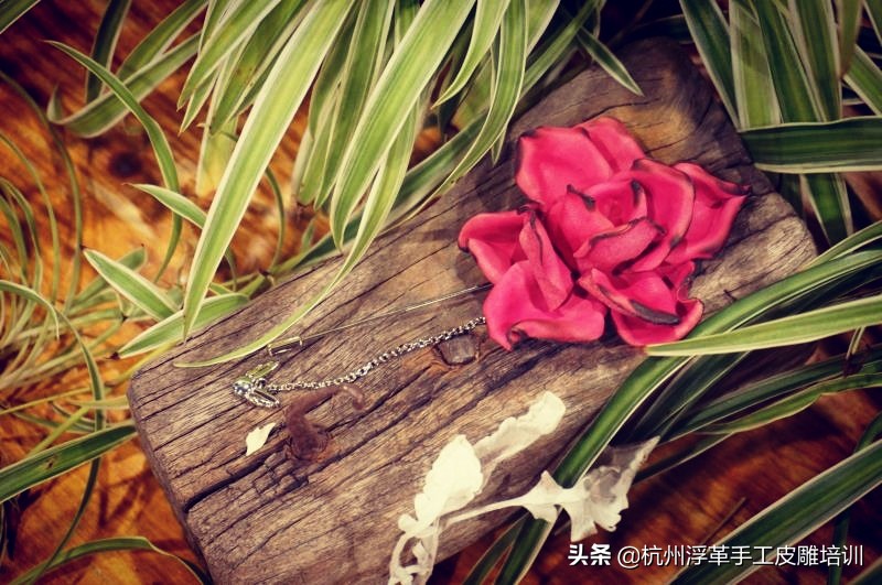 衣服配饰胸针高级感,高级定制时装发布会视频