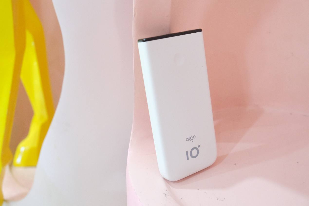 女生都是颜值*党**！像aigo国民好物充电宝就合女友的审美