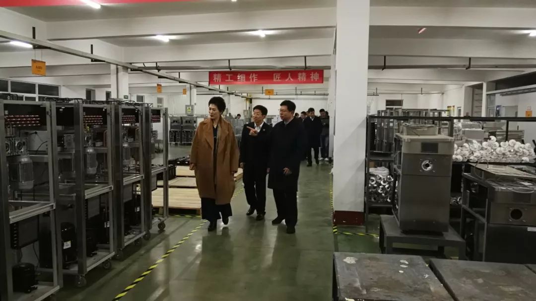 东北大学副校长参观冰雪丽人工厂