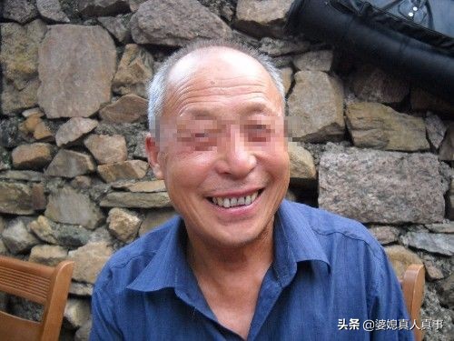 女子脚臭,公公非给她搓脚,她一脚踹翻水盆,回屋掀开被褥,蒙了