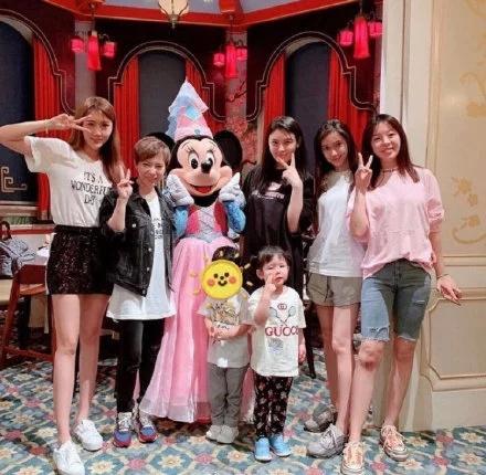 好妈妈人设?baby赶早机回国,透露“要送孩子上学”被吐槽假